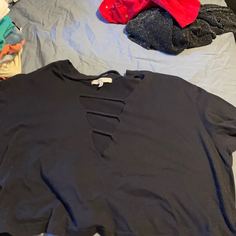 Black v neck short sleeve crop top